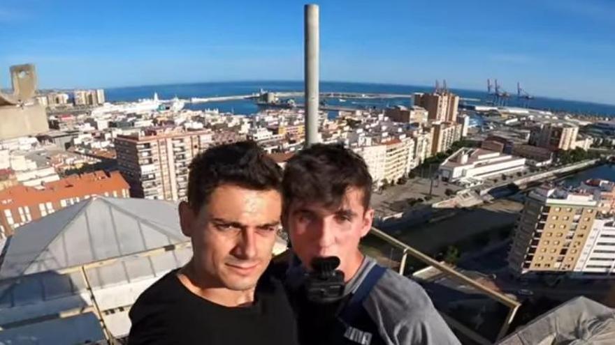 Los dos youtubers, en lo alto del edificio de Correos.