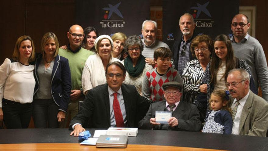 El centenario Manuel Corpas Jurado acompañado del director territorial de Caixa Bank, Victorino Lluch, familiares y amigos.