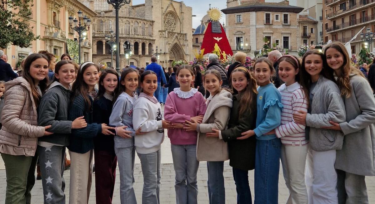 Marta Mercader y la corte infantil, con el "cadafal" detrás