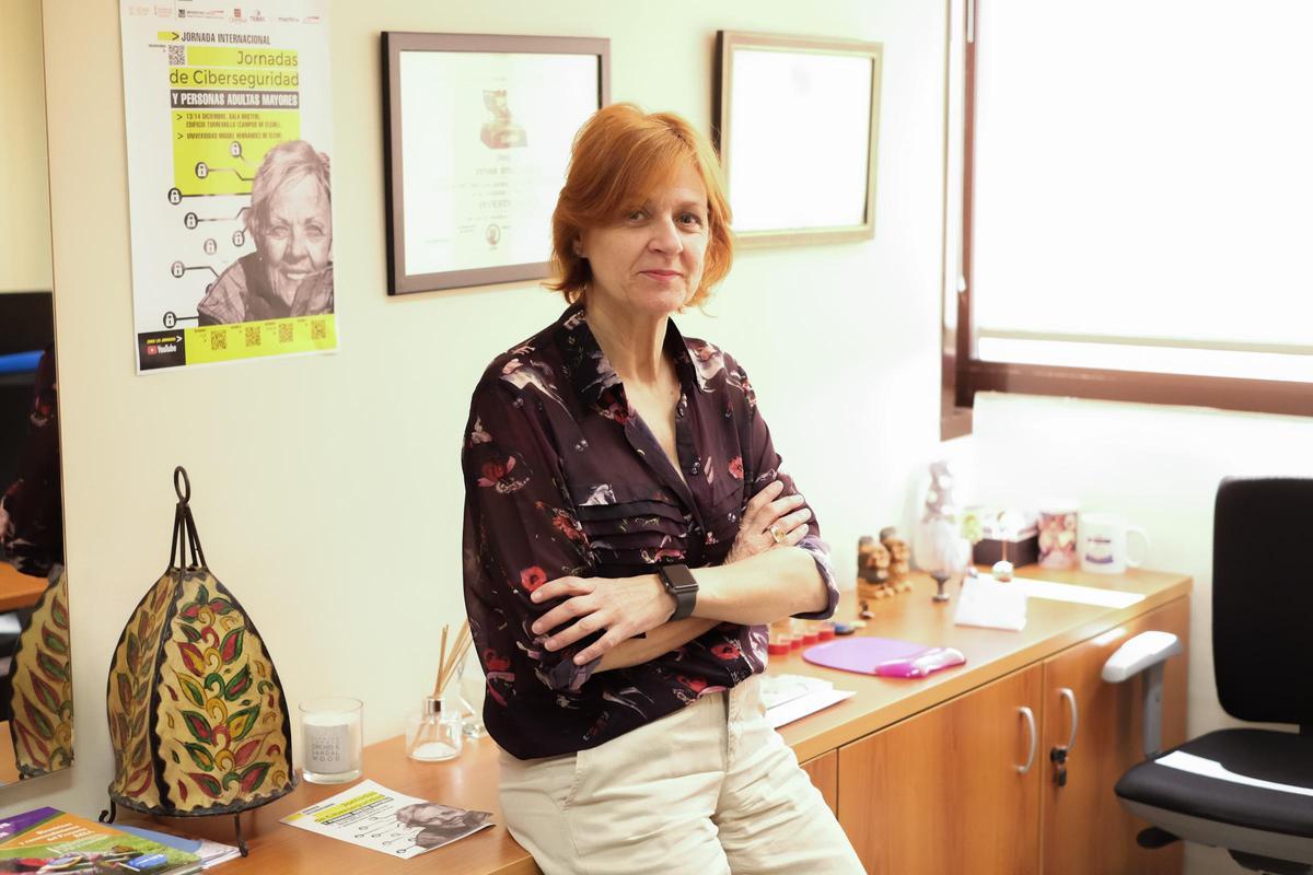 Esther Sitges, en su despacho de la Universidad de Elche