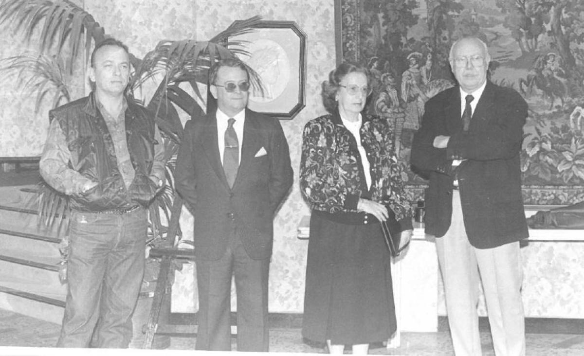 Para 1992, el acto se adelantó casi un mes: 19 y 20 de octubre. Pero seguía siendo todo en un día. El jurado de mayores: Alex Alemany, Enrique Real, Carmen Insa y Anfós Ramón (José Luis Vivas llegó un poquito más tarde). El primero elegido por el presidente de Unión Vaolenciana, Vicente González Lizondo.