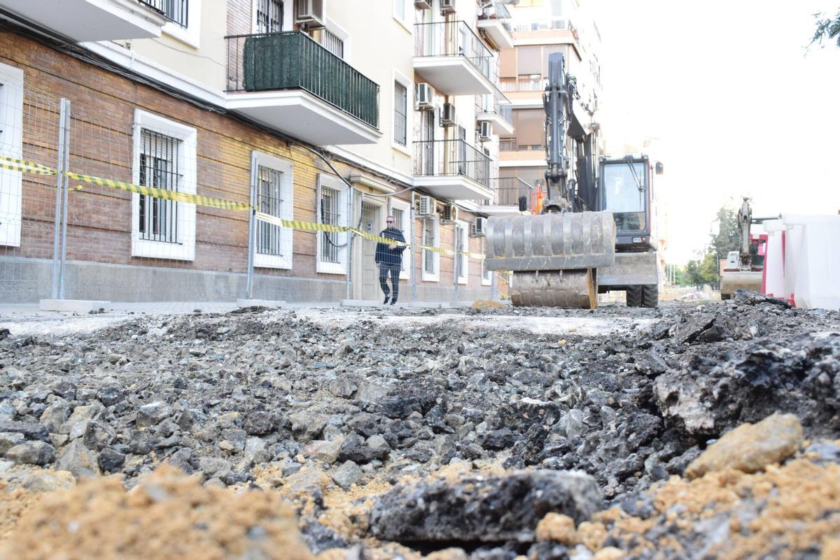 Obras en la calle Juan Sebastián Elcano del barrio de Los Remedios en Sevilla. (13/01/2025)