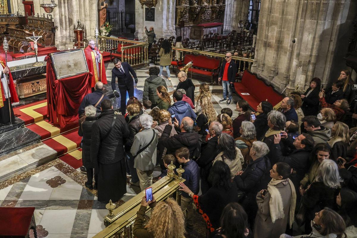 La Catedral, abarrotada en el Viernes Santo para presenciar el Santo Sudario