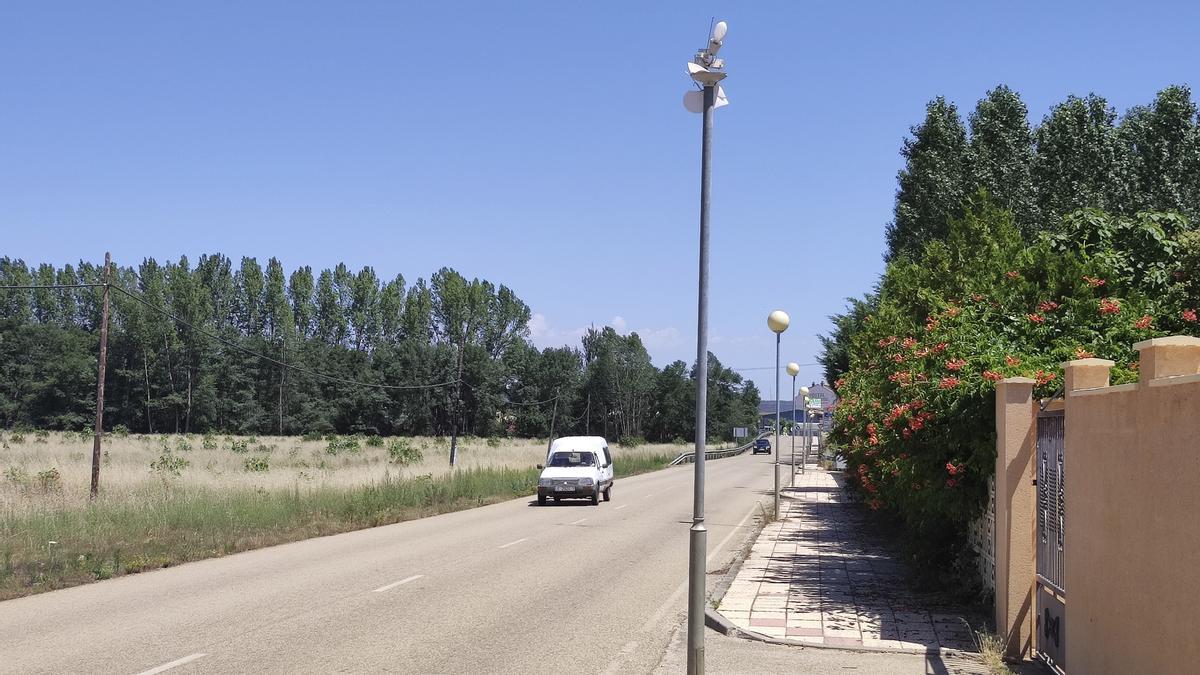 Una farola rota y descabezada en la urbanización lateral de acceso al puente de Micereces.