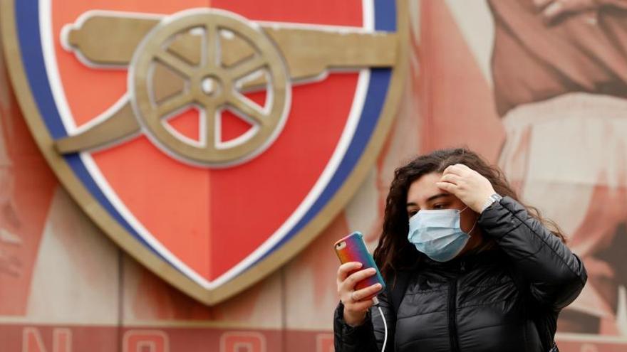 Una aficionada davant l&#039;Emirates, l&#039;estadi de l&#039;Arsenal