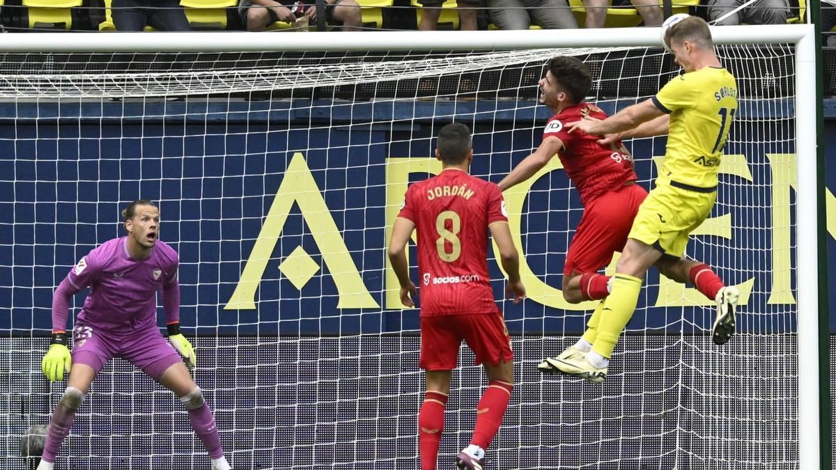 Sörloth cabecea en el tiempo de descuento el 3-2 que le dio el triunfo al Villarreal sobre el Sevilla en el Estadio de La Cerámica.