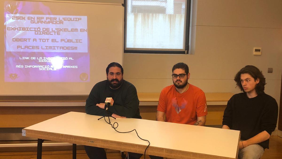 El concejal de Juventud y dos miembros de Phoenix eSports, durante la presentación de la liga.