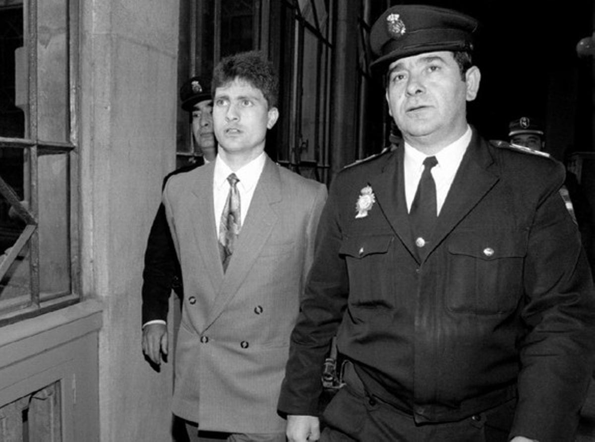 Manuel González González, ’el boig del xandall’, escortat per la policia el 1995. Manuel González González, ’el boig del xandall’, escortat per la policia el 1995.