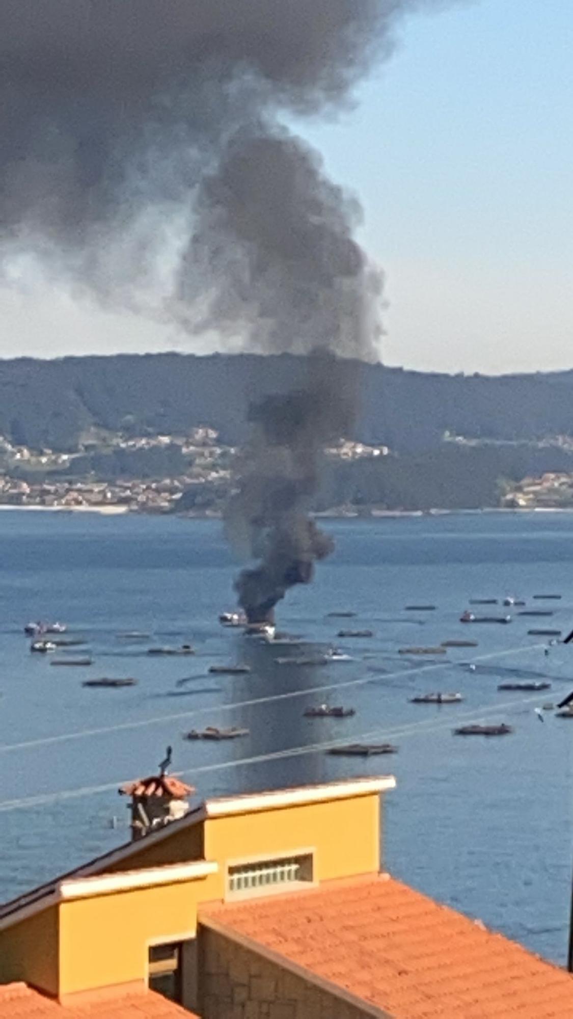 Incendio en un barco bateeiro en Bueu