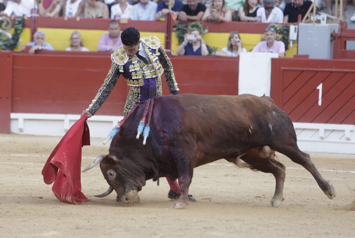 A Talavante right to the Gavilán bull, which ramming and taking the crutch until the end.