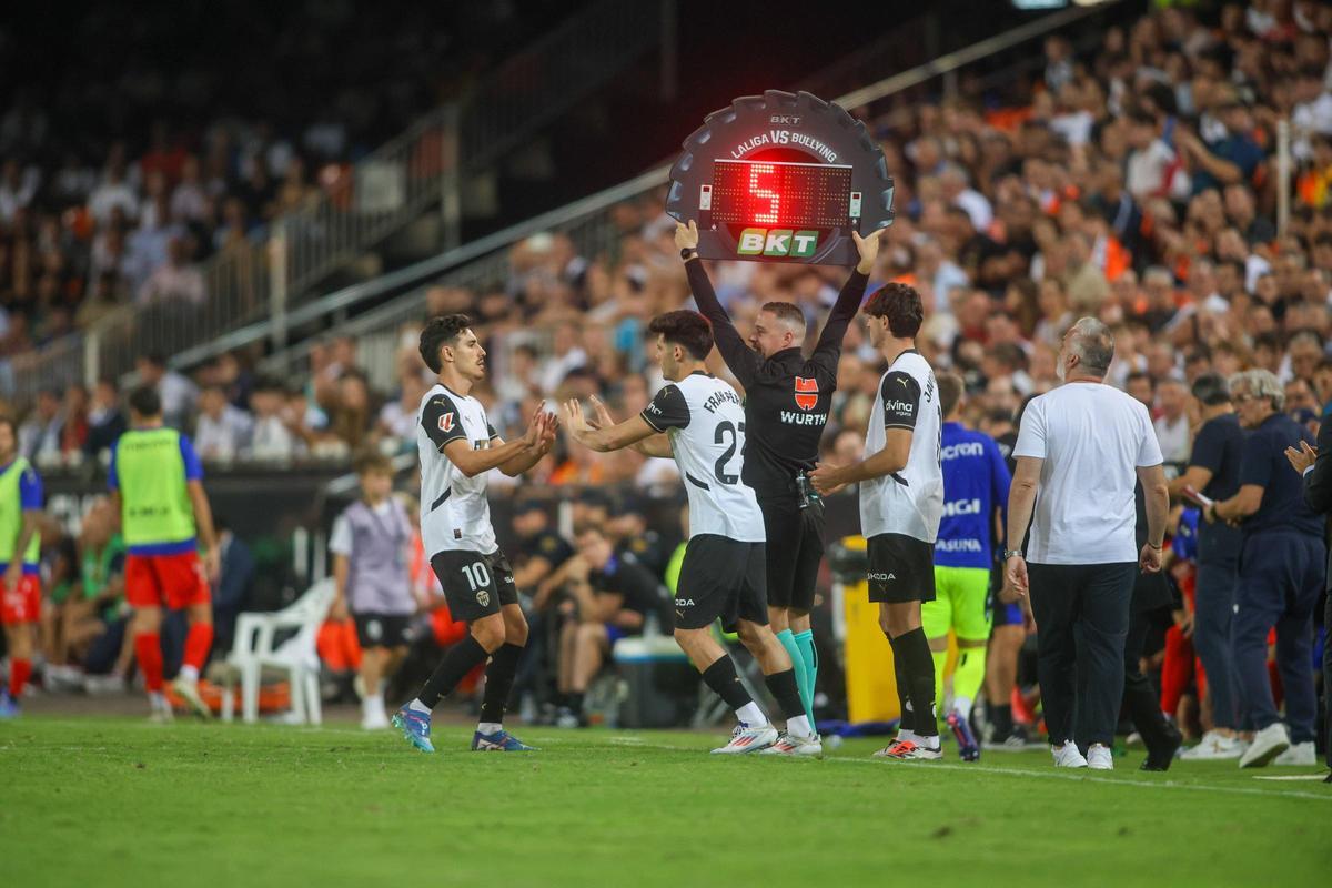 Fran Pérez entra durante el Valencia - Osasuna