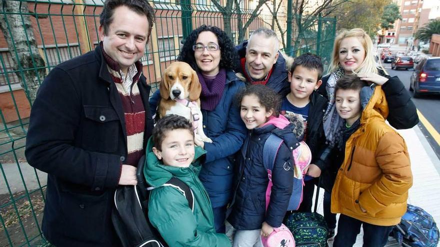 Por la izquierda, Javier García y Carmen García, con sus hijos Paula y Daniel, rodean a la perra &quot;Luna&quot; a las puertas del colegio del Quirinal. Junto a ellos, Juan Carlos González, Olga Layosa, Noel González y Abel Rodríguez.