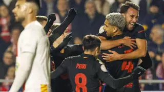 El Barça de Flick alivia la descomposición institucional con una goleada en Barbastro