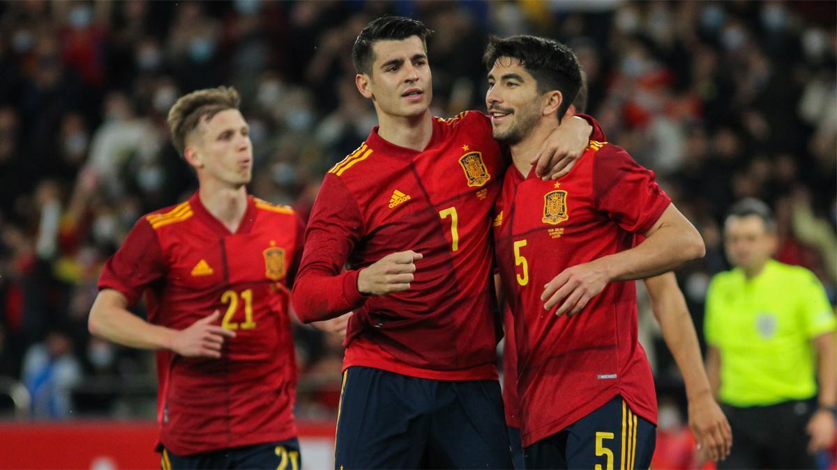 Morata celebra uno de los goles de España ante Islandia