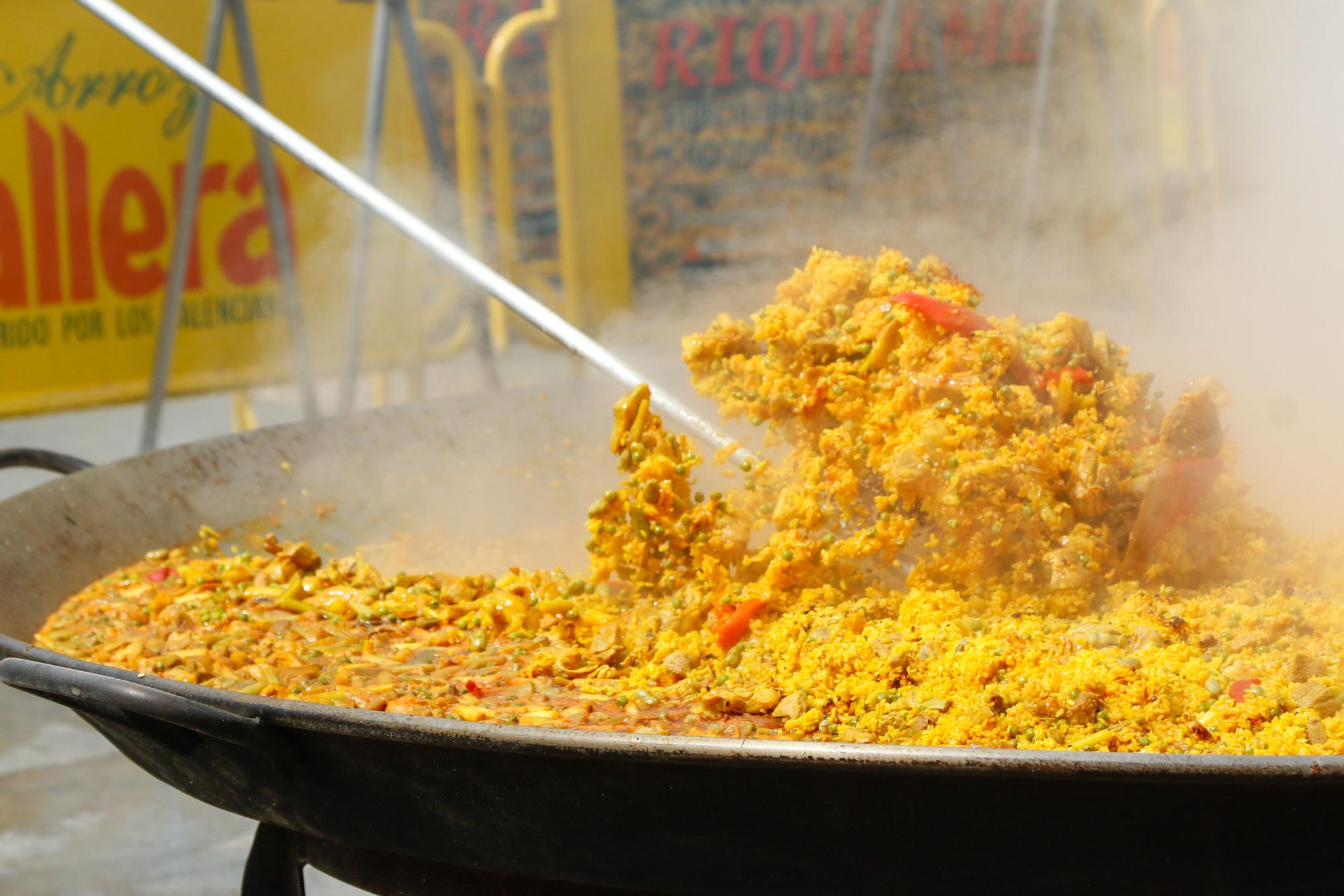 Alicante promociona su imagen en Córdoba con un arroz gigante