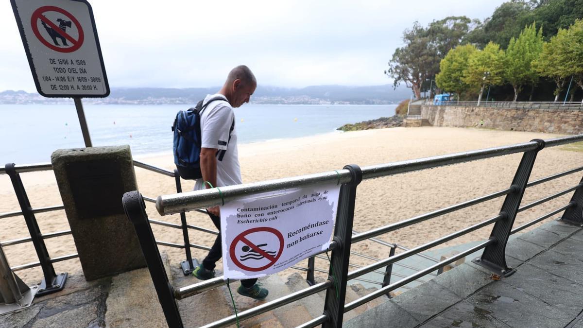 El cartel que anuncia la recomendación, en la entrada de la playa marinense de Portocelo.