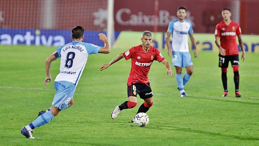 Salva Sevilla controla el balón en el duelo ante el Málaga. | GUILLEM BOSCH