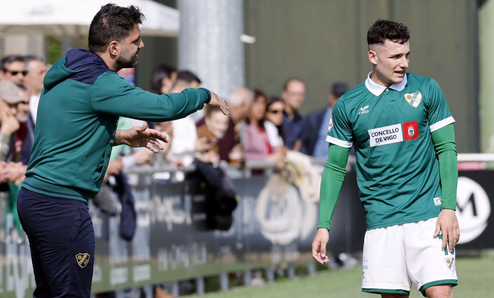 Javi Fernández, entrenador del Coruxo, da instrucciones a Fer Martínez