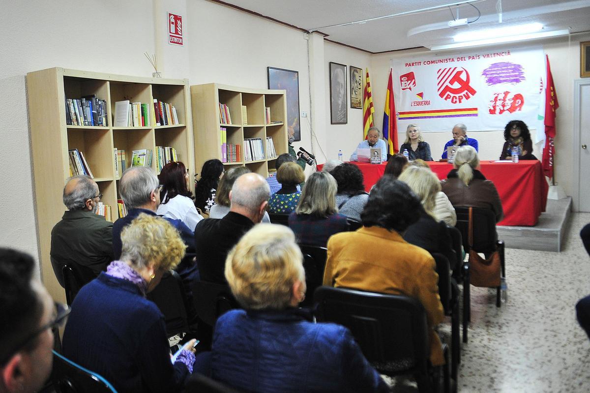 Militantes durante la presentación del libro sobre La Procesionaria en la sede del Partido Comunista de Elche este sábado