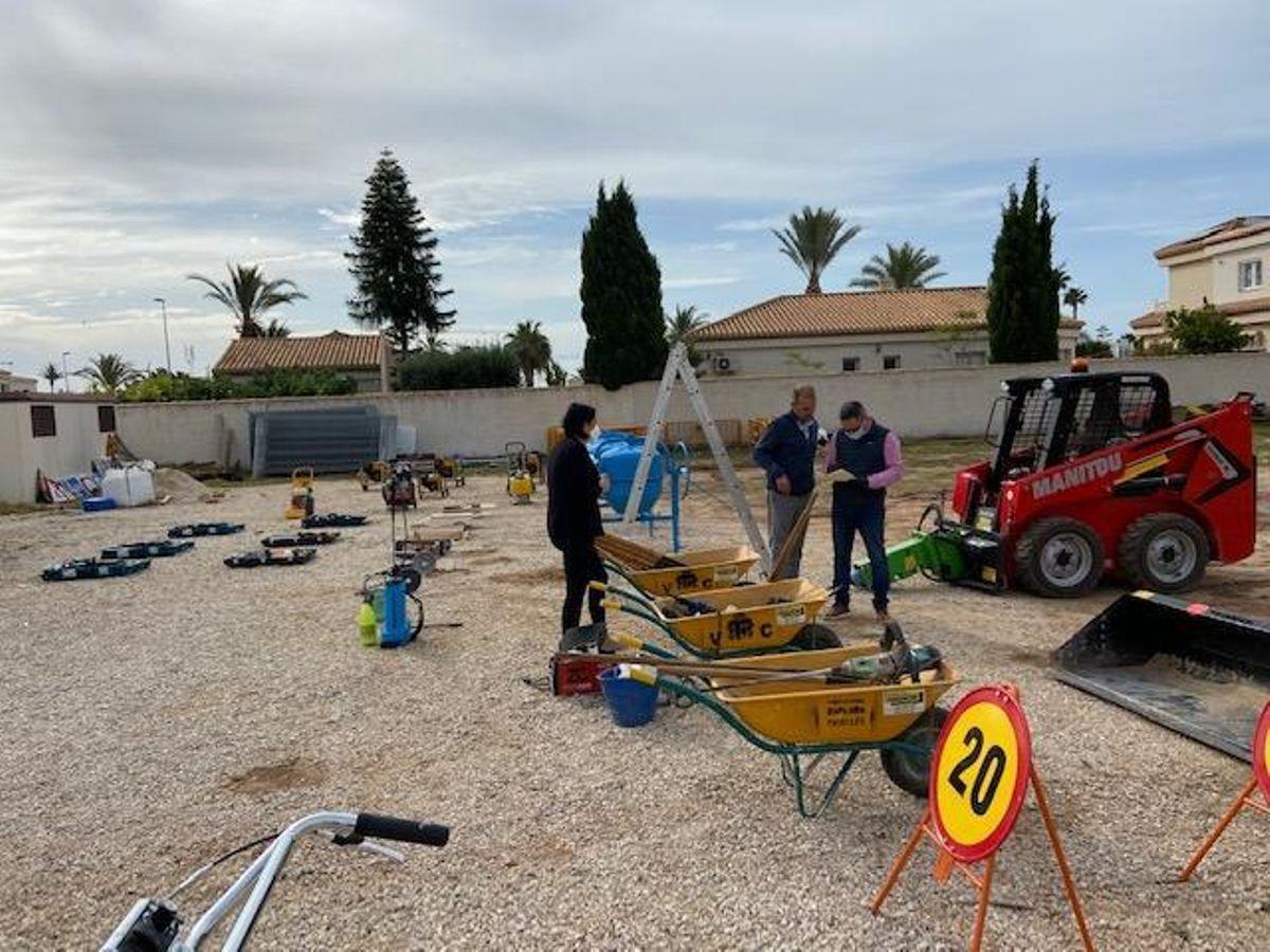Técnicos supervisando la contrata en 2020 en el terreno dispuesto por la ajudicataria en la Costa