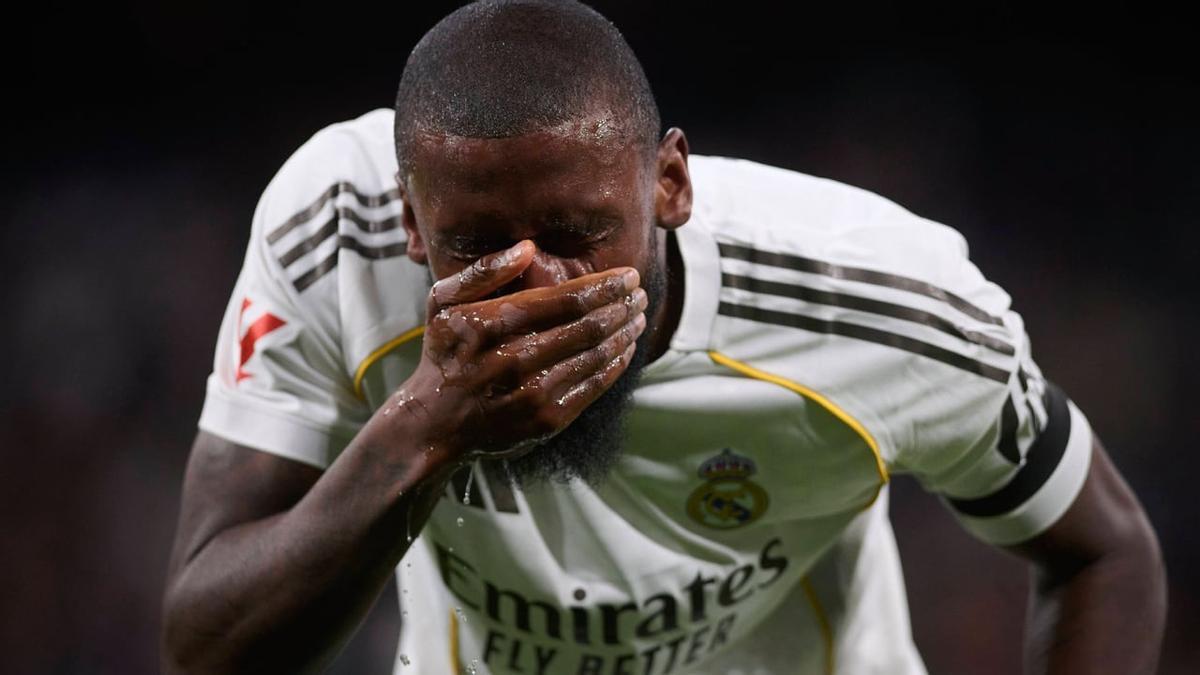Rüdiger se lava la cara y bebe agua en el Madrid - Getafe