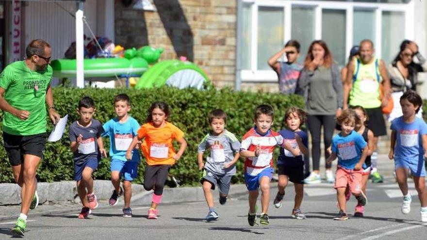 Pequeños participando en la carrera popular de ayer. // G. Santos