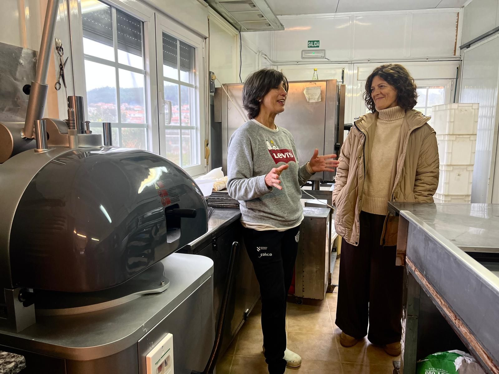 Mari Carmen Sánchez, esquerda, e Rosa Ana García, na sede de Galuriña.