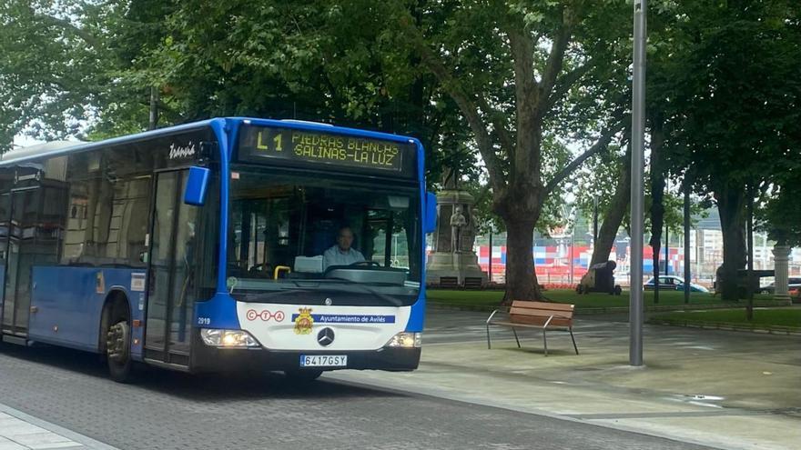 Un autobús de la línea 1, ayer, circulando por el parque del Muelle de Avilés. | M. M.