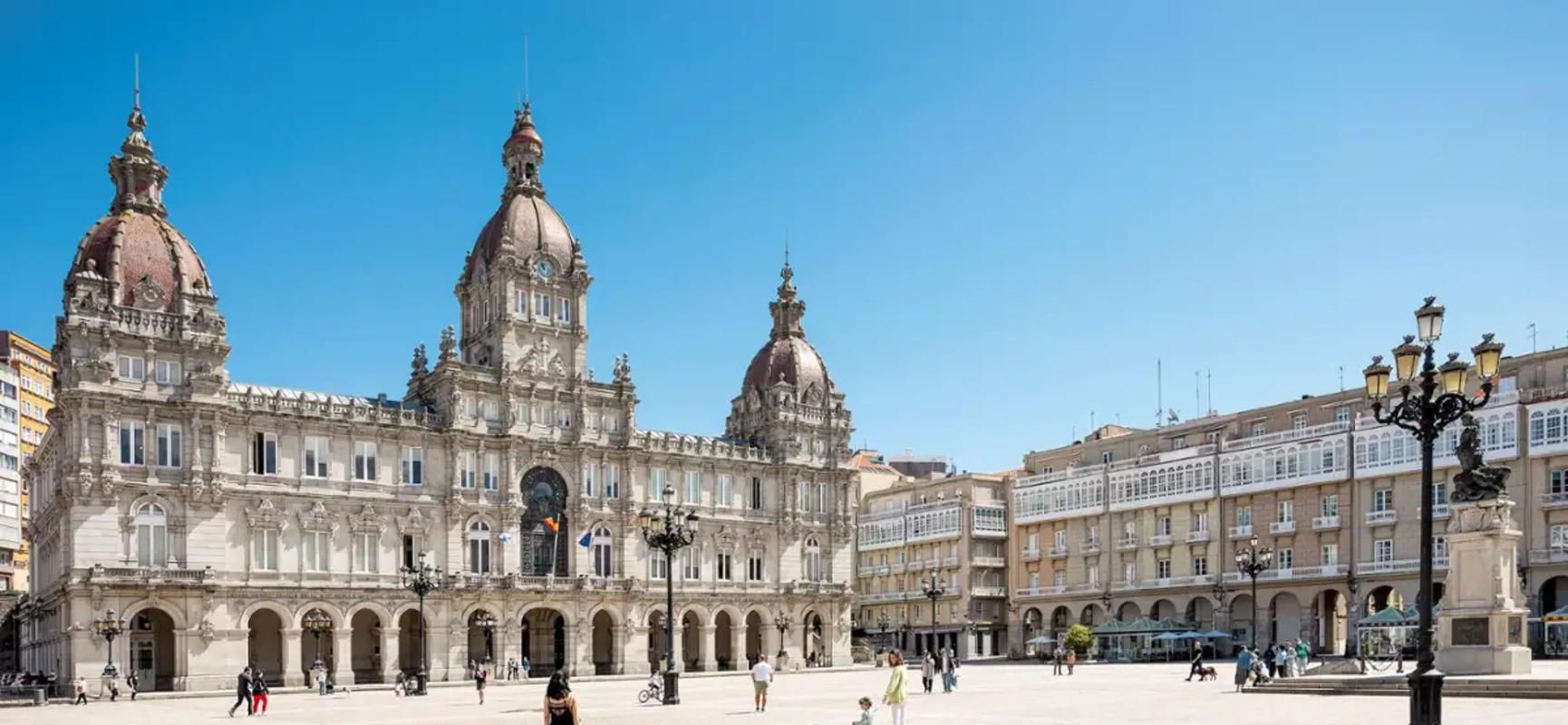 Plaza céntrica de la ciudad de A Coruña, dedicada a la heroína María Pita.