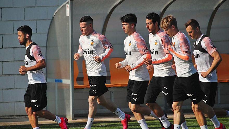 Los jugadores del Valencia, en un entrenamiento previo al parón por el coronavirus.