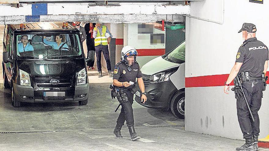 La Policía y el furgón funerario dentro del supermercado.