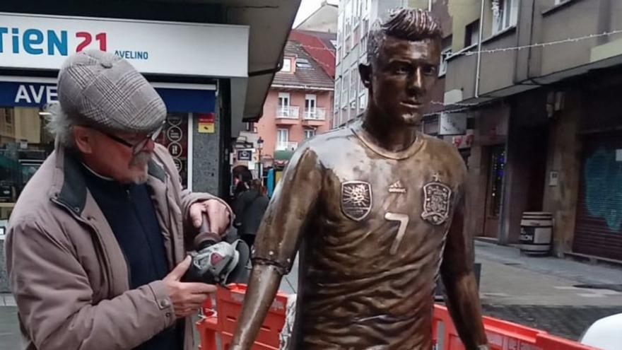 Villa ya puede escanciar: la estatua del futbolista en Langreo recupera el brazo que se desprendió