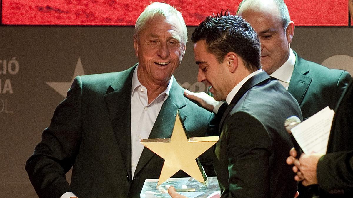 Xavi recoge el premio al mejor jugador catalán en 2012 de manos de Johan Cruyff. Xavi recoge el premio al mejor jugador catalán en 2012 de manos de Johan Cruyff.