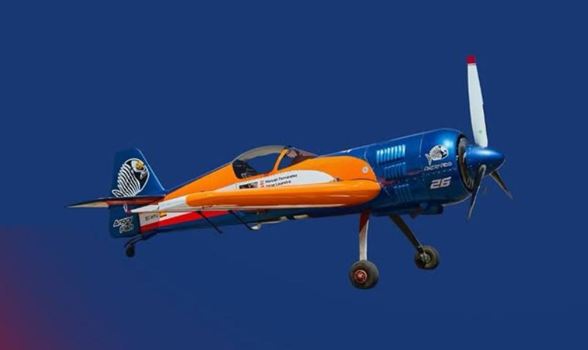 El avión acrobático Sukhoi SU-26M, pilotado por el portugués Jorge Loureiro