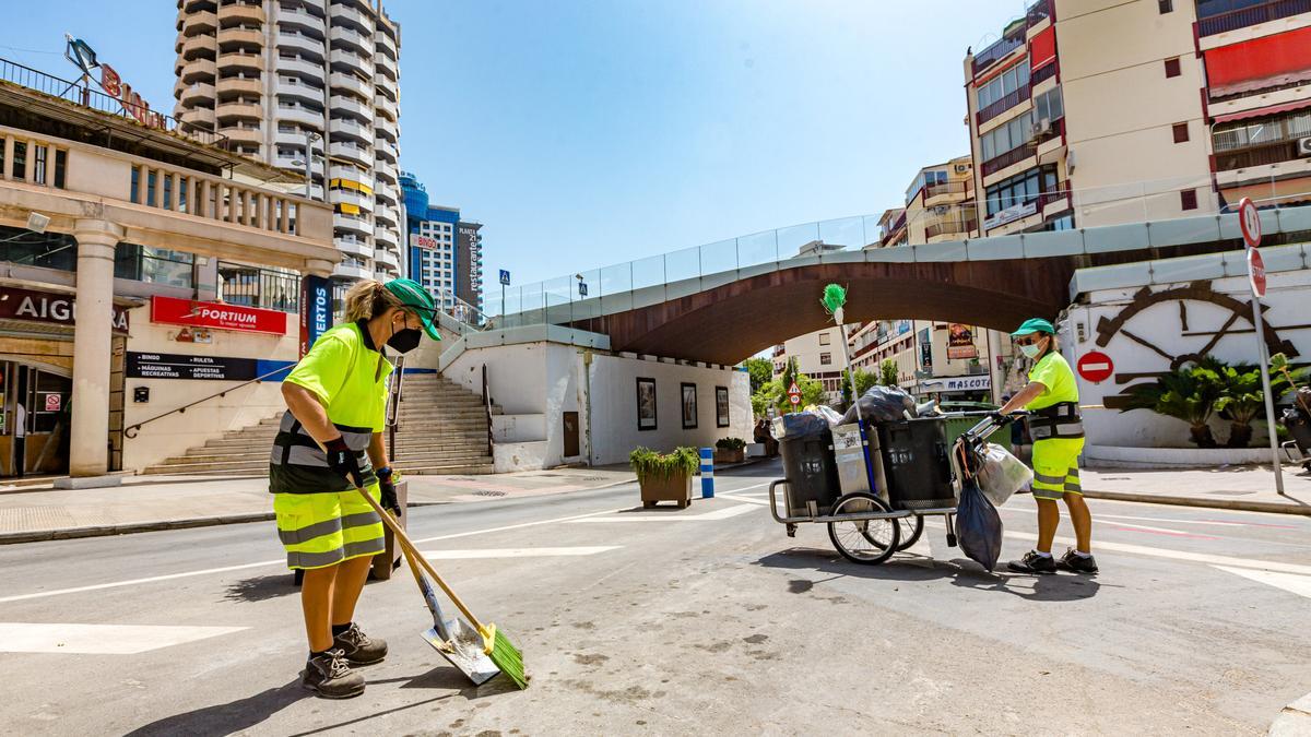 Dos operarias del servicio de limpieza viaria y recogida de basura de Benidorm, en una imagen de archivo.