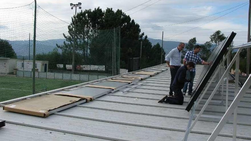 Instalación de placas solares en los vestuarios de Condomínguez.