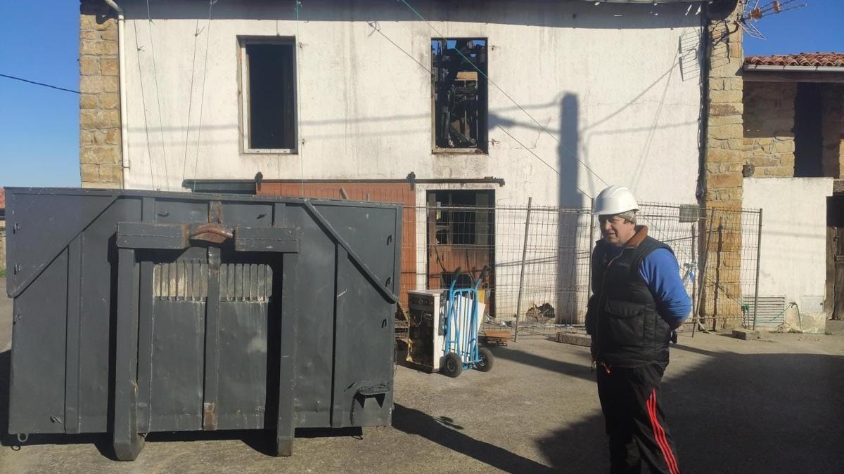 Rafael Sánchez frente a su vivienda de Argüero, que espera poder reconstruir.