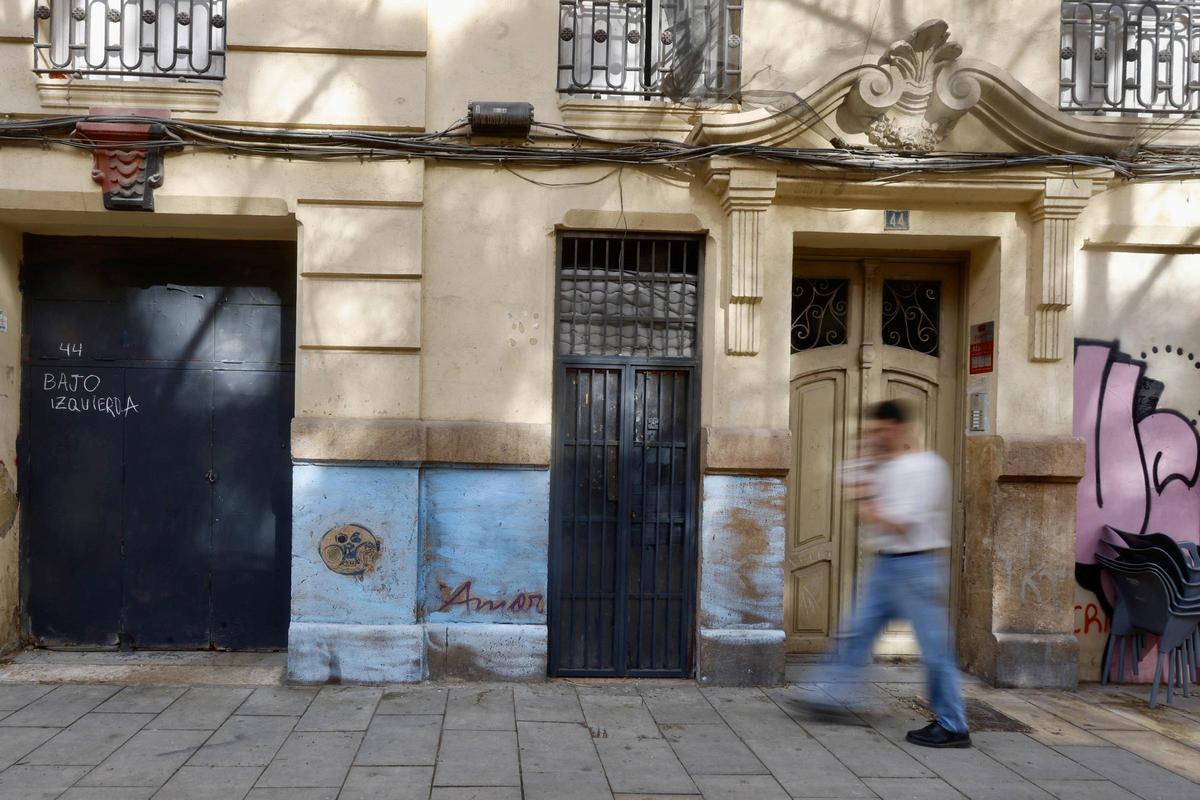 Bajo okupado de la calle Ruaya donde, al parecer, se organizan fiestas cada fin de semana