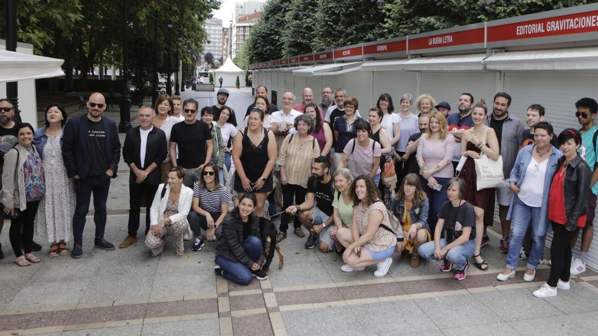 Foto de familia de los responsables de las librerías y editoriales en la Feria del Libro, ayer, en Begoña. | Fernando Rodríguez