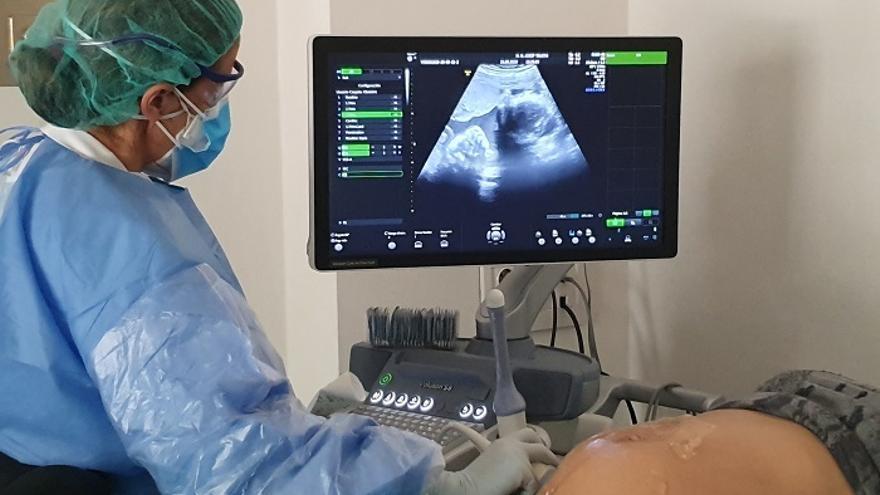 Una sanitaria realiza una ecografía a una mujer embarazada