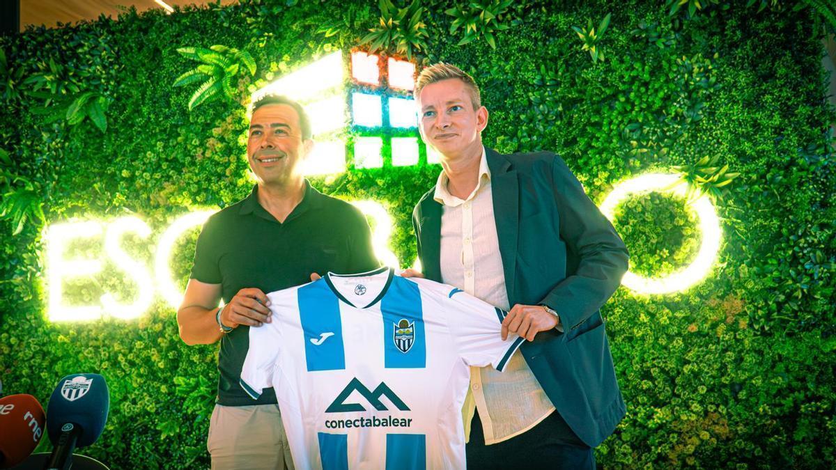 Óscar Troya y Patrick Messow posan juntos en la presentación del técnico, en las oficinas de Titanes Inversores Inmobiliarios.