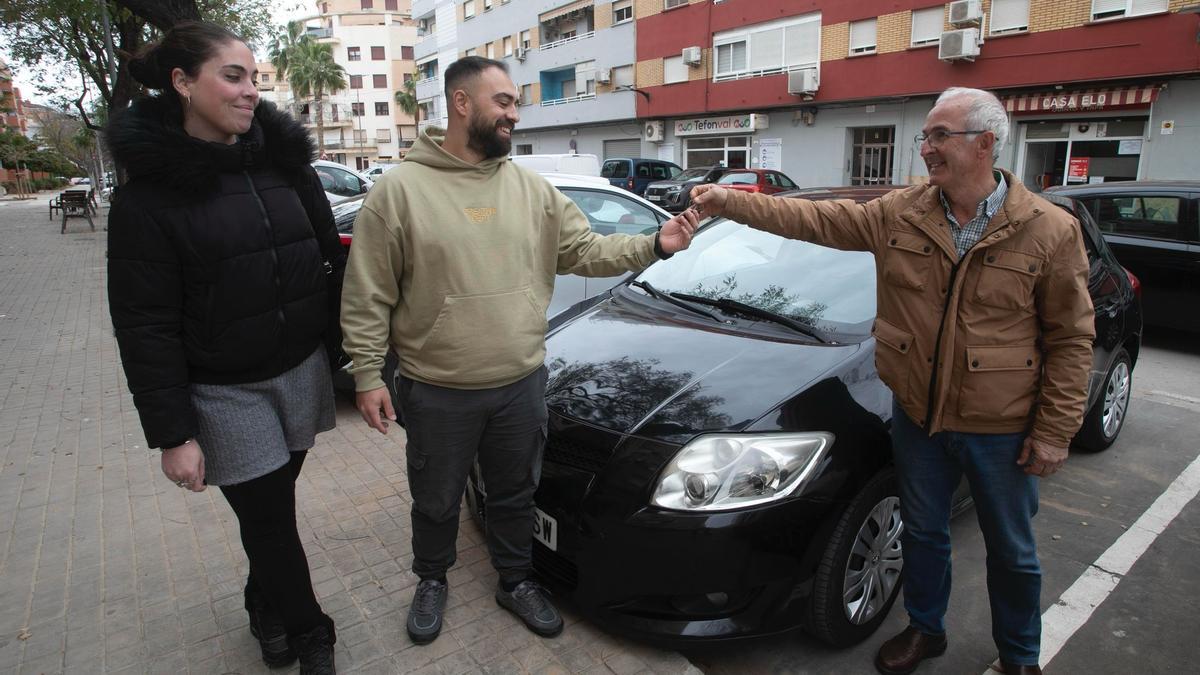 Recorre 600 kilómetros para donar su coche a una familia afectada por la DANA
