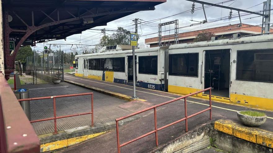 Un tren de la antigua Feve, en la estación de Colloto.