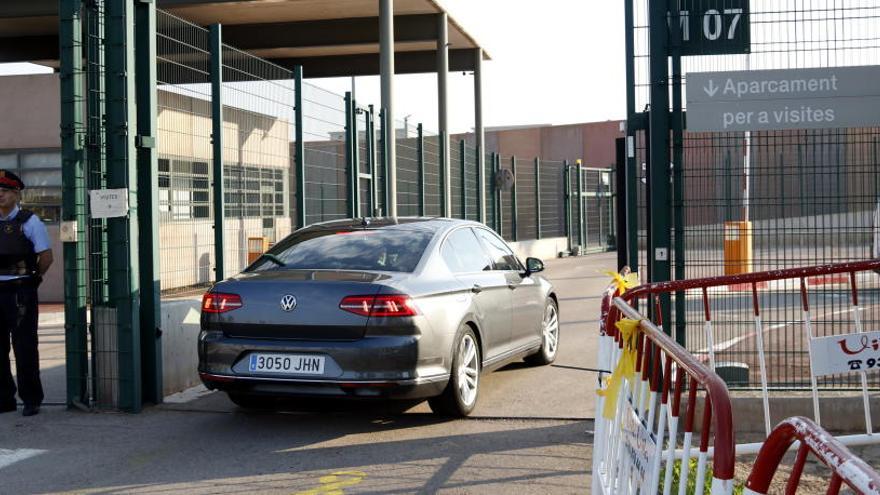 El vehicle amb què viatjava la consellera de la Presidència, Elsa Artadi, entrant a la presó de Lledoners.