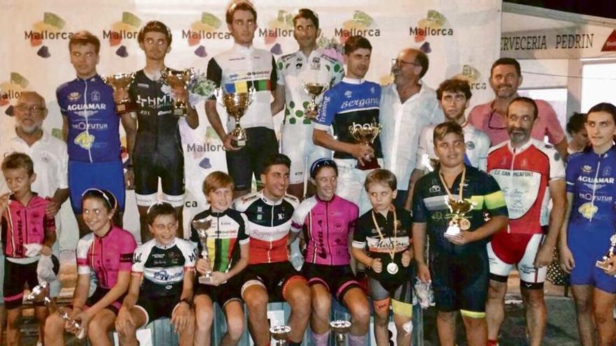 Imagen de todos los ciclistas que recibieron distinciones en el podio del Trofeu Ciutat d´Inca.