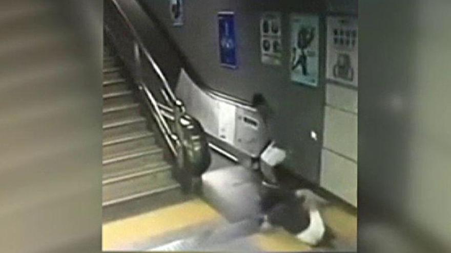 Una mujer china, engullida por un agujero al ir a bajar unas escaleras mecánicas