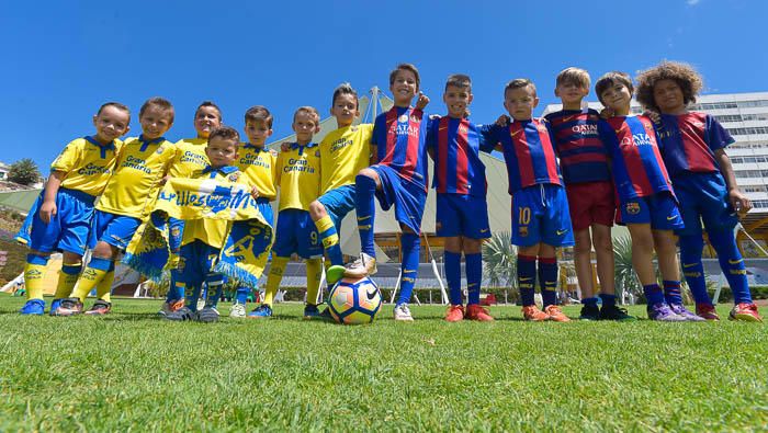 Niños aficionados del FC Barcelona y de la UD ...