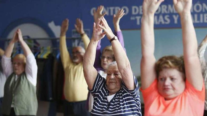 Un grupo de personas mayores haciendo un ejercicio de gimnasia en un salón del centro Tomás y Valiente, el pasado martes.