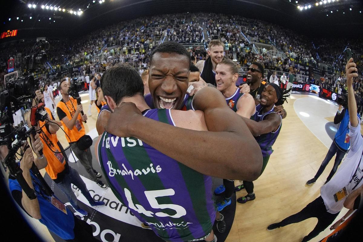 Yankuba Sima, abraçat a un altre ex del Manresa, David Kravish, en la celebració pel triomf a la Copa