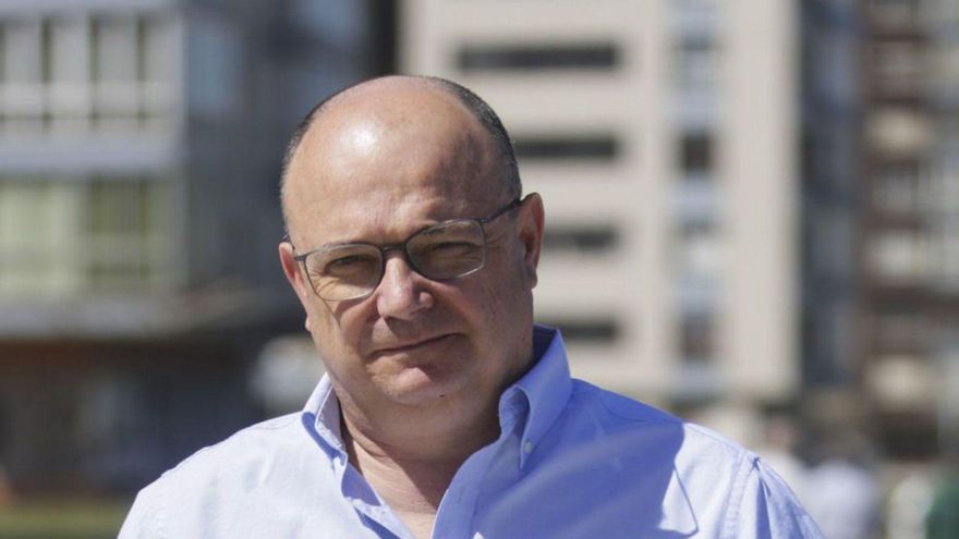 Juanjo Martínez Jambrina, en el paseo marítimo de Salinas. | M.VILLAMUZA